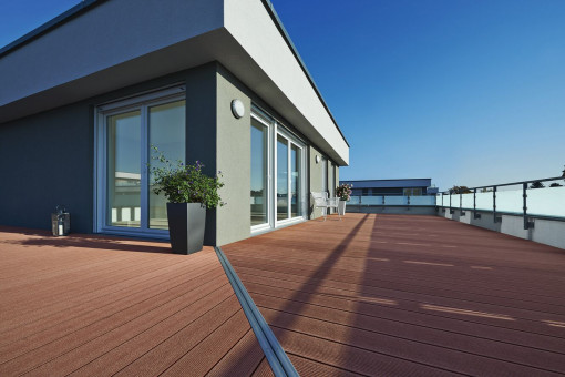 WPC Terrassendiele Wabenprofil, braun - NaturInForm WPC Terrassendiele
die Kompakte - Wabenprofildiele, 
1-seitig fein geriffelt, gebürstet, 
1-seitig Blockstreifen, gebürstet, braun | 2