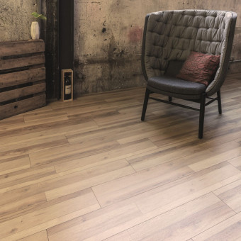 Kaindl Classic Touch Eiche Multistrip True - Kaindl Classic Touch Eiche Multistrip True, 
Oberflächenoptik Wire Brushed, direktbeschichteter Laminatboden, Nutzungsklasse 23/32,
Trägermaterial: HDF Optima, Abriebklasse AC 4
9 Stück / Pack = 2,40 qm
52 Pakete / Palette = 124,92 qm | 3