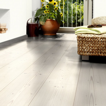 Kaindl Classic Touch Fichte Whitewashed - Kaindl Classic Touch Fichte Whitewashed, Oberflächenoptik Authentic Touch, direktbeschichteter Laminatboden, Nutzungsklasse 23/32, Trägermaterial: HDF Optima, Abriebklasse AC 4
9 Stück / Pack = 2,40 qm
52 Pakete / Palette = 124,92 qm | 3