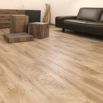 Kaindl Natural Touch Eiche Fresco Lodge PEFC - Kaindl Natural Touch Eiche Fresco Lodge
Oberflächenoptik Endgrain, direktbeschichteter Laminatboden, 
Nutzungsklasse 32, Trägermaterial: Optima HDF, 
Abriebklasse AC4, 
8 Stück/Pack = 1,76 qm
60 Pakete/Palette = 105,60 qm
100% PEFC zertifiziert, DNVSE-PEF | 3